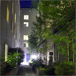Pacific Inn interior courtyard